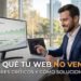 Un profesional de marketing digital sonríe en una oficina moderna frente a monitores con gráficas de crecimiento de tráfico y ventas, con un superpuesto de texto que dice: "¿POR QUÉ TU WEB NO VENDE? 12 ERRORES CRÍTICOS Y CÓMO SOLUCIONARLOS"
